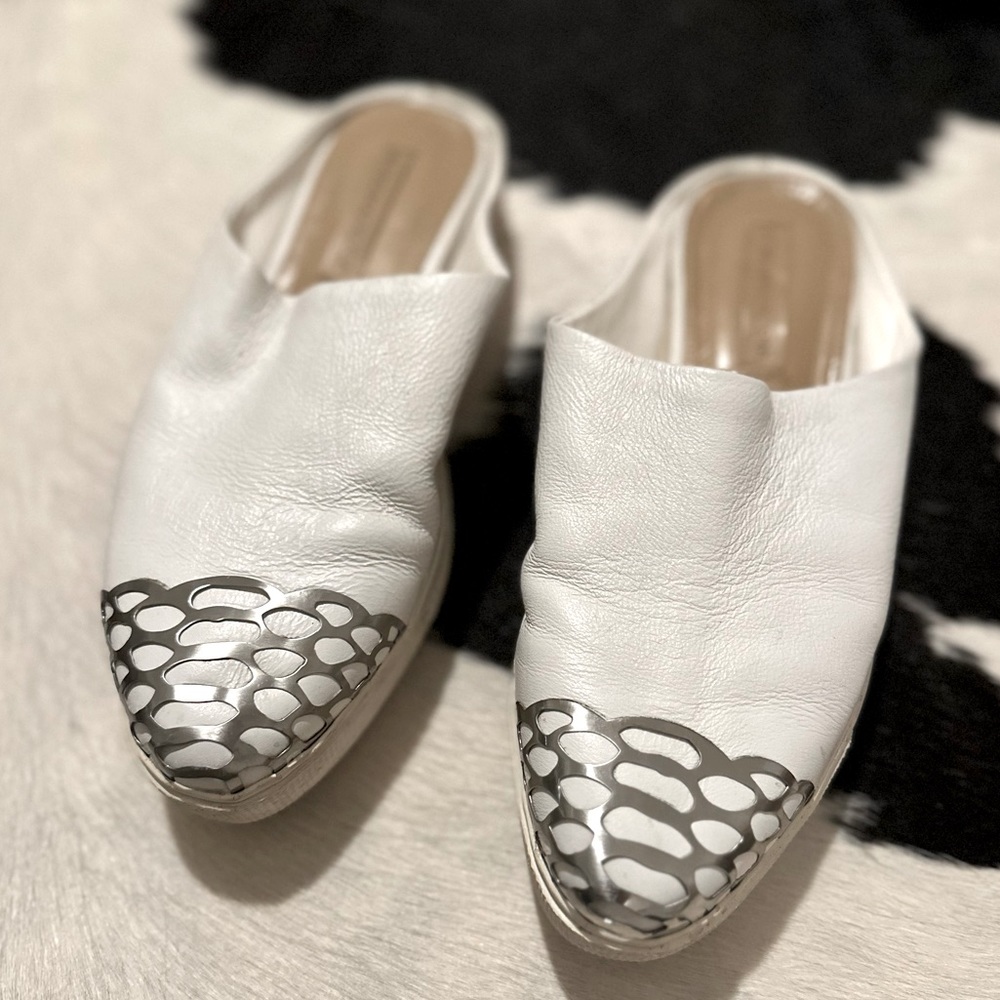 BCBG Max Azria Metal toe